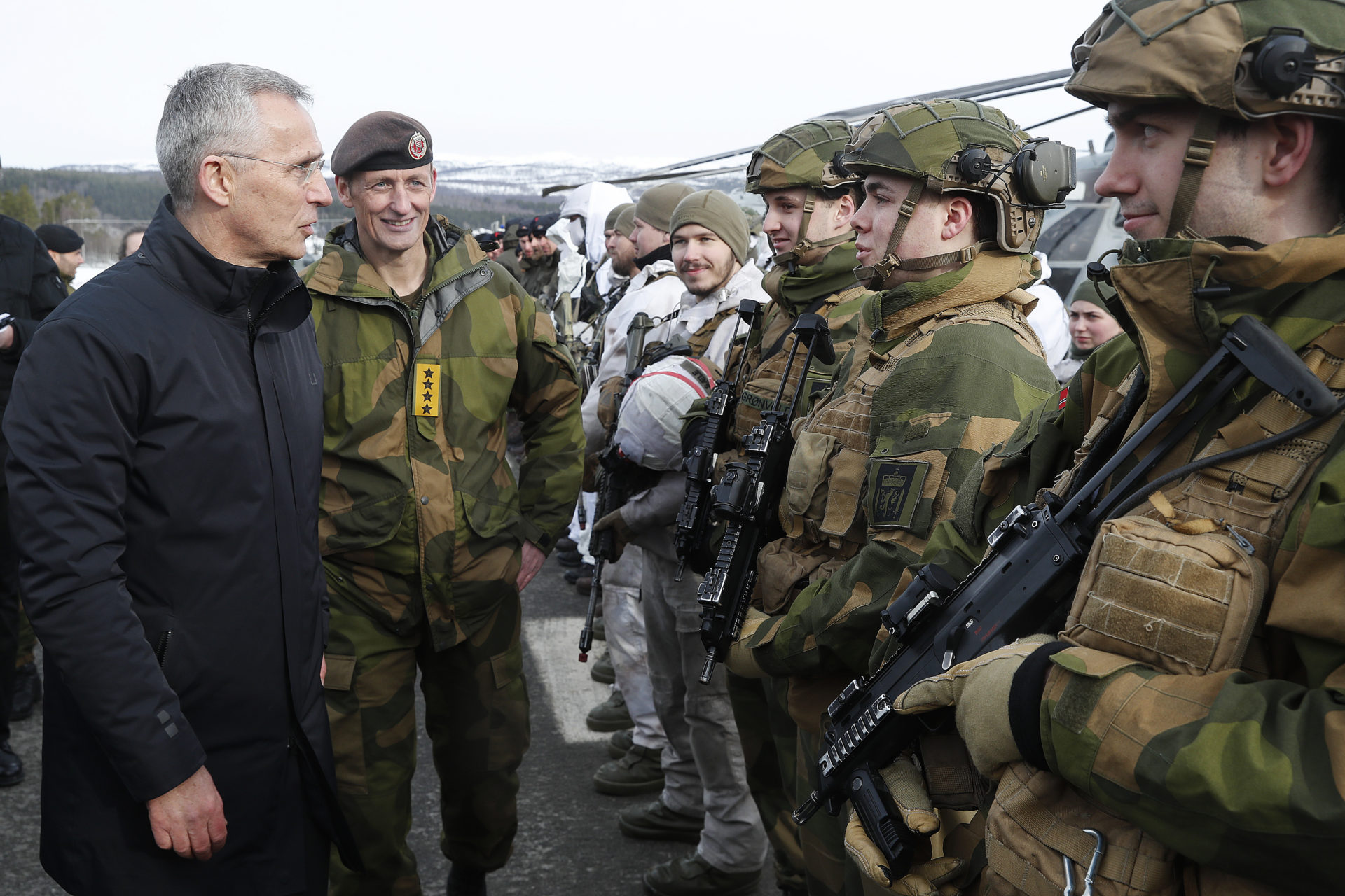 NATOs tidligere generalsekretær Jens Stoltenberg på Bardufoss flystasjon under vinterøvelsen Cold Response 2022, her hilser han på soldater fra de forskjellige deltakerlandene i øvelsen. Torbjørn Kjosvold / Forsvaret