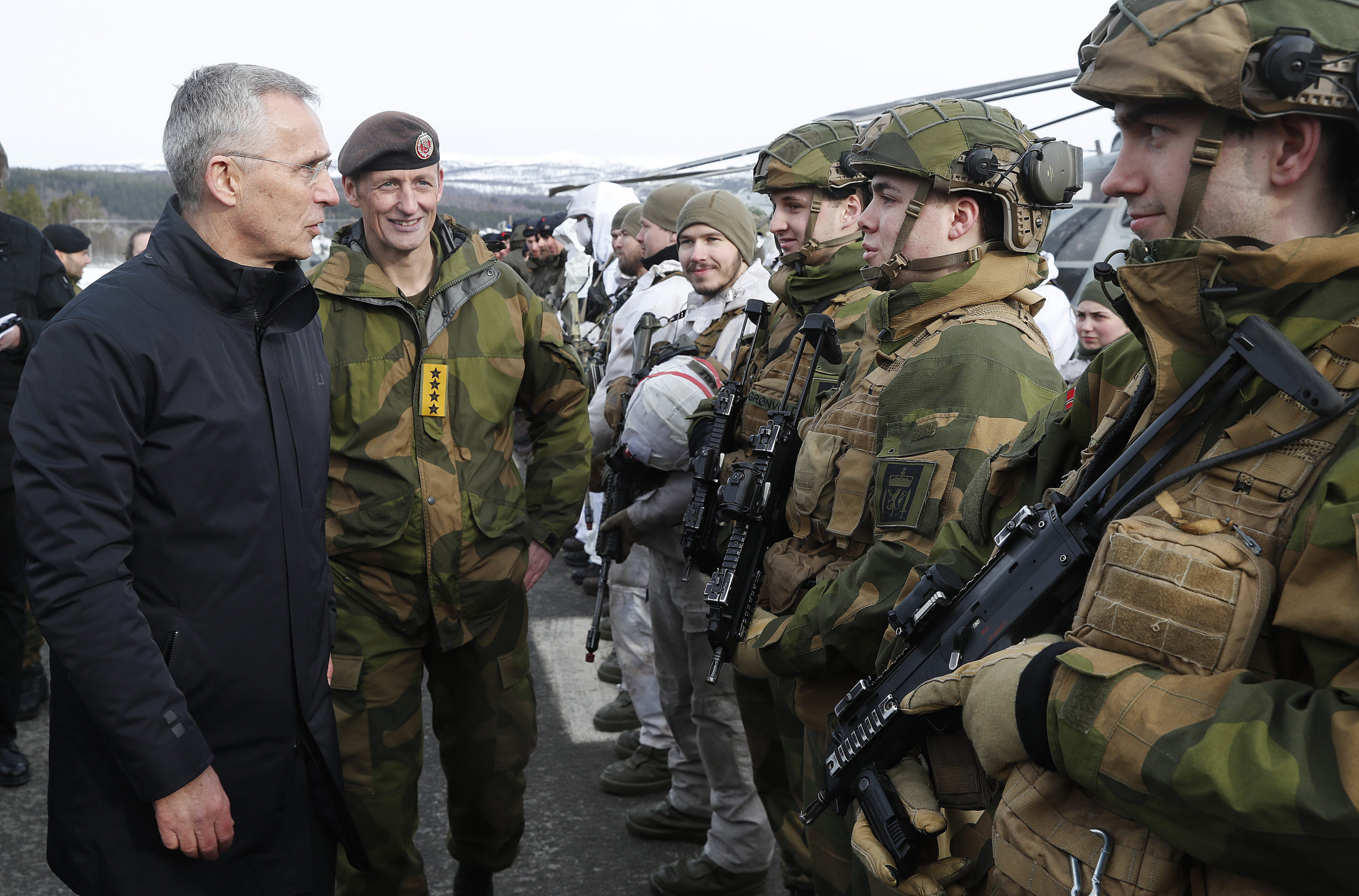 NATOs tidligere generalsekretær Jens Stoltenberg på Bardufoss flystasjon under vinterøvelsen Cold Response 2022, her hilser han på soldater fra de forskjellige deltakerlandene i øvelsen. Torbjørn Kjosvold / Forsvaret